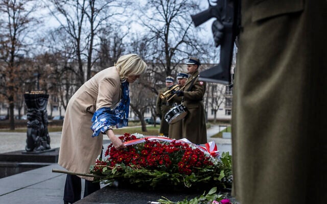 Marine Le Pen, candidate aux élections présidentielles françaises, participe à une cérémonie de dépôt de gerbe devant le monument aux héros du ghetto dédié aux victimes du soulèvement du ghetto de Varsovie en 1943, à Varsovie, en Pologne, le 3 décembre 2021. Marine Le Pen, candidate aux élections présidentielles françaises, participe à une cérémonie de dépôt de gerbe devant le monument aux héros du ghetto dédié aux victimes du soulèvement du ghetto de Varsovie en 1943, à Varsovie, en Pologne, le 3 décembre 2021.