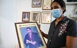 Nilushi Dissanayake, l'épouse du directeur d'usine sri-lankais qui a été battu à mort et immolé par une foule au Pakistan, tient la photo de remise des diplômes de son mari à sa résidence à Ganemulla près de Colombo, le 5 décembre 2021. (Crédit : Ishara S. KODIKARA / AFP )