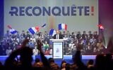 Le journaliste français d'extrême droite et candidat à la présidentielle de 2022, Eric Zemmour, présente le nom de son nouveau parti "Reconquête !" lors de son premier meeting de campagne à Villepinte, près de Paris, le 5 décembre 2021. (Crédit : JULIEN DE ROSA / AFP)