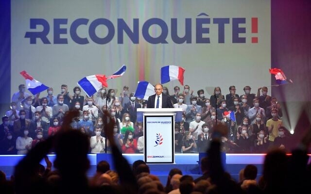 Le journaliste français d'extrême droite et candidat à la présidentielle de 2022, Eric Zemmour, présente le nom de son nouveau parti "Reconquête !" lors de son premier meeting de campagne à Villepinte, près de Paris, le 5 décembre 2021. (Crédit : JULIEN DE ROSA / AFP) Le journaliste français d'extrême droite et candidat à la présidentielle de 2022, Eric Zemmour, présente le nom de son nouveau parti "Reconquête !" lors de son premier meeting de campagne à Villepinte, près de Paris, le 5 décembre 2021. (Crédit : JULIEN DE ROSA / AFP)