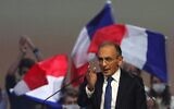 L'ancien journaliste et candidat à la présidentielle de 2022, Eric Zemmour, prononce un discours lors de son meeting de campagne à Villepinte, près de Paris, le 5 décembre 2021. (Crédit : Stefano RELLANDINI / AFP)