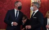 Le nouveau ministre autrichien de l'Intérieur Gerhard Karner (à gauche) et le nouveau ministre autrichien des Finances Magnus Brunner s'entretiennent avant une cérémonie de prestation de serment du nouveau chancelier au palais présidentiel de la Hofburg à Vienne, en Autriche, le 6 décembre 2021. (Crédit : JOE KLAMAR / AFP)