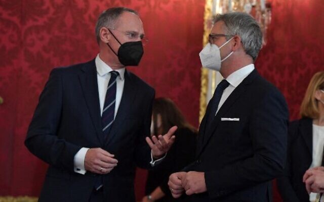 Le nouveau ministre autrichien de l'Intérieur Gerhard Karner (à gauche) et le nouveau ministre autrichien des Finances Magnus Brunner s'entretiennent avant une cérémonie de prestation de serment du nouveau chancelier au palais présidentiel de la Hofburg à Vienne, en Autriche, le 6 décembre 2021. (Crédit : JOE KLAMAR / AFP)