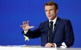 Le président français Emmanuel Macron prononce un discours lors d'une conférence de presse sur la France prenant la présidence de l'UE, à Paris, le 9 décembre 2021. (Crédit: Ludovic MARIN / POOL / AFP)