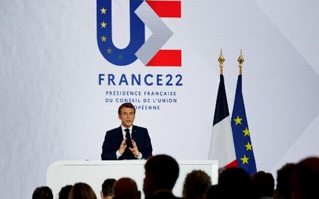 Le président français Emmanuel Macron prononce un discours lors d'une conférence de presse sur la France prenant la présidence de l'UE, à Paris, le 9 décembre 2021. (Crédit : Ludovic MARIN / AFP) Le président français Emmanuel Macron prononce un discours lors d'une conférence de presse sur la France prenant la présidence de l'UE, à Paris, le 9 décembre 2021. (Crédit : Ludovic MARIN / AFP)