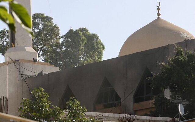 Les vitres brisées et les murs noircis d'une mosquée endommagée dans une explosion à l'intérieur du camp de réfugiés palestiniens de Burj al-Shemali à proximité de la ville de Tyre, au sud du Liban, le 11 décembre 2021. (Crédit : Mahmoud Zayyat/AFP) Les vitres brisées et les murs noircis d'une mosquée endommagée dans une explosion à l'intérieur du camp de réfugiés palestiniens de Burj al-Shemali à proximité de la ville de Tyre, au sud du Liban, le 11 décembre 2021. (Crédit : Mahmoud Zayyat/AFP)