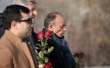 Eric Zemmour (à droite) rend hommage lors de sa visite avec l'homme politique et écrivain français Philippe de Villiers (au centre) au mémorial du génocide arménien de Tsitsernakaberd à Erevan, le 12 décembre 2021. (Crédit : KAREN MINASYAN / AFP)