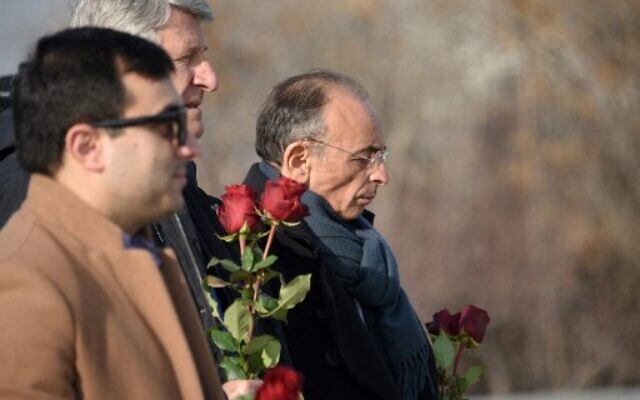 Eric Zemmour (à droite) rend hommage lors de sa visite avec l'homme politique et écrivain français Philippe de Villiers (au centre) au mémorial du génocide arménien de Tsitsernakaberd à Erevan, le 12 décembre 2021. (Crédit : KAREN MINASYAN / AFP) Eric Zemmour (à droite) rend hommage lors de sa visite avec l'homme politique et écrivain français Philippe de Villiers (au centre) au mémorial du génocide arménien de Tsitsernakaberd à Erevan, le 12 décembre 2021. (Crédit : KAREN MINASYAN / AFP)