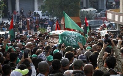 Cortège funèbre pour Hamza Ibrahim Shahin, membre du mouvement terroriste du Hamas au pouvoir dans la bande de Gaza, dans le camp de Burj al-Shamali pour réfugiés palestiniens près de la ville côtière de Tyr, dans le sud du Liban, le 12 décembre. 2021. (Crédit : Mahmoud ZAYYAT / AFP)