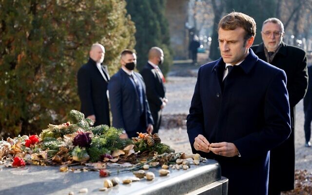 Le président français Emmanuel Macron rend hommage aux victimes de la Shoah lors de sa visite au cimetière juif de Budapest le 13 décembre 2021, au début de sa visite d'État d'une journée en Hongrie. (Crédit : Ludovic MARIN / AFP) Le président français Emmanuel Macron rend hommage aux victimes de la Shoah lors de sa visite au cimetière juif de Budapest le 13 décembre 2021, au début de sa visite d'État d'une journée en Hongrie. (Crédit : Ludovic MARIN / AFP)