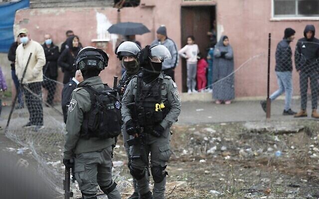 Des troupes de la police des frontières montent la garde lors d'une manifestation dans le quartier de Sheikh Jarrah à Jérusalem-Est, le 17 décembre 2021. (Crédit : Ahmad GHARABLI / AFP) Des troupes de la police des frontières montent la garde lors d'une manifestation dans le quartier de Sheikh Jarrah à Jérusalem-Est, le 17 décembre 2021. (Crédit : Ahmad GHARABLI / AFP)