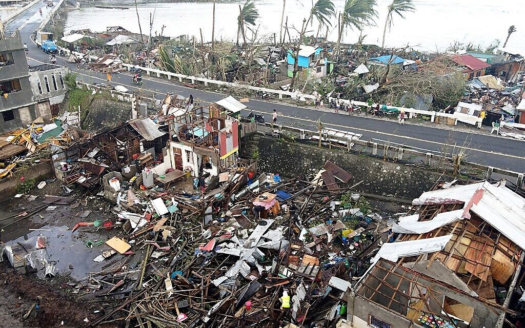 Des habitations détruites après le passage du super-typhon Rai, dans la ville de Surigao, dans la province de Surigao del Norte, aux Philippines, le 17 décembre 2021. (Crédit : Mascarinas / AFP) Des habitations détruites après le passage du super-typhon Rai, dans la ville de Surigao, dans la province de Surigao del Norte, aux Philippines, le 17 décembre 2021. (Crédit : Mascarinas / AFP)
