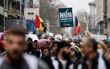 Une personne tient une pancarte indiquant « Non à la vaccination obligatoire » lors d'une manifestation contre la vaccination contre le Covid-19 à Bruxelles, le 19 décembre 2021. 
( Crédit : Aris Oikonomou / AFP)