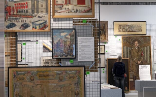 Un visiteur explore des œuvres d'art lors d'une exposition intitulée "Vienne se met au pas. La politique de l'art sous le national-socialisme" qui montre des objets nazis au "Musée de Vienne" de la ville, à Vienne, en Autriche, le 9 novembre 2021. (Crédit : JOE KLAMAR / AFP)