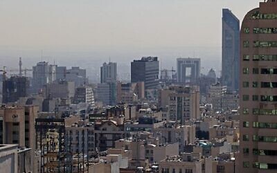 Une vue partielle montre des immeubles résidentiels dans la capitale iranienne de Téhéran, le 22 décembre 2021. (Crédit : ATTA KENARE / AFP)