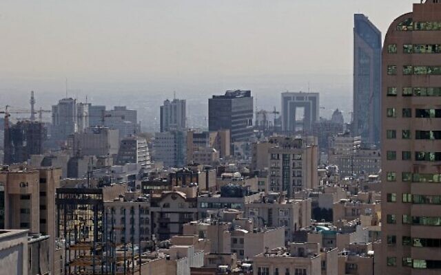 Une vue partielle montre des immeubles résidentiels dans la capitale iranienne de Téhéran, le 22 décembre 2021. (Crédit : ATTA KENARE / AFP) Une vue partielle montre des immeubles résidentiels dans la capitale iranienne de Téhéran, le 22 décembre 2021. (Crédit : ATTA KENARE / AFP)