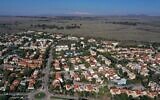 Cette vue aérienne de Katzrin, une ville israélienne sur le plateau du Golan, le 26 décembre 2021. (Crédit : Menahem Kahana/AFP)