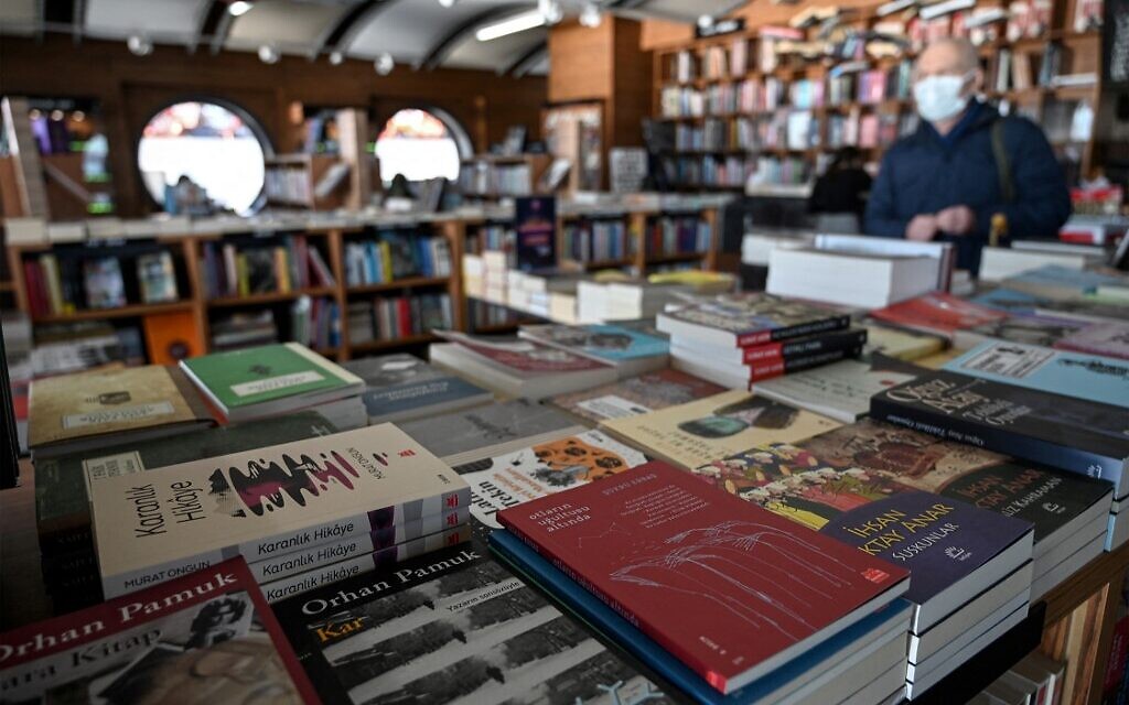 Des livres sont exposés à l'intérieur d'une librairie du port de Karakoy à Istanbul, le 2 décembre 2021. (Crédit : Ozan KOSE / AFP) Des livres sont exposés à l'intérieur d'une librairie du port de Karakoy à Istanbul, le 2 décembre 2021. (Crédit : Ozan KOSE / AFP)