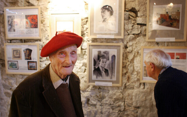 Roger Payen, résistant emprisonné entre mars 1943 et août 1944 à la prison de la Santé à Paris, pose, le 02 juin 2006 à Balazuc, au milieu de l'exposition dans laquelle il présente des dessins réalisés au cours de sa captivité. A 93 ans, Roger Payen ne se lasse pas de raconter ses 18 mois de captivité, une période difficile mais traversée grâce à la camaraderie et l'humour que reflète bien le titre de cette exposition : "Parcours de Santé".