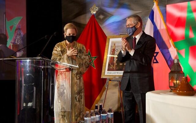 L'ambassadrice marocaine aux États-Unis, la princesse Lalla Joumala, et l'ambassadeur israélien aux États-Unis, Michael Herzog, lors d'un événement fêtant le premier anniversaire de la reprise des liens entre les pays, le 9 décembre 2021. (Crédit : Shmulik Almani) L'ambassadrice marocaine aux États-Unis, la princesse Lalla Joumala, et l'ambassadeur israélien aux États-Unis, Michael Herzog, lors d'un événement fêtant le premier anniversaire de la reprise des liens entre les pays, le 9 décembre 2021. (Crédit : Shmulik Almani)