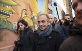 Eric Zemmour visite le quartier du Panier à Marseille, dans le sud de la France, le 26 novembre 2021. (Crédit : Christophe SIMON / AFP)