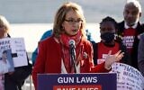 Gabrielle Giffords prend la parole lors d'une manifestation avec les victimes de la violence armée devant la Cour suprême, le 3 novembre 2021. (Joshua Roberts/Getty Images via JTA)