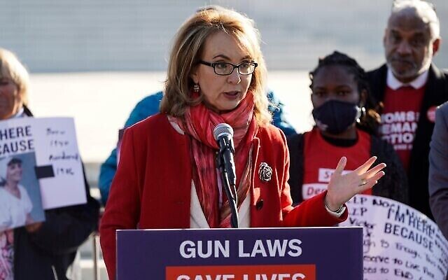 Gabrielle Giffords prend la parole lors d'une manifestation avec les victimes de la violence armée devant la Cour suprême, le 3 novembre 2021. (Joshua Roberts/Getty Images via JTA) Gabrielle Giffords prend la parole lors d'une manifestation avec les victimes de la violence armée devant la Cour suprême, le 3 novembre 2021. (Joshua Roberts/Getty Images via JTA)