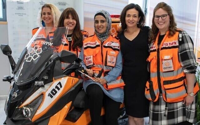 Sheryl Sandberg (deuxième à droite) pose avec des membres de l'unité féminine de United Hatzalah à Jérusalem, le 28 août. 2019. (United Hatzalah) Sheryl Sandberg (deuxième à droite) pose avec des membres de l'unité féminine de United Hatzalah à Jérusalem, le 28 août. 2019. (United Hatzalah)
