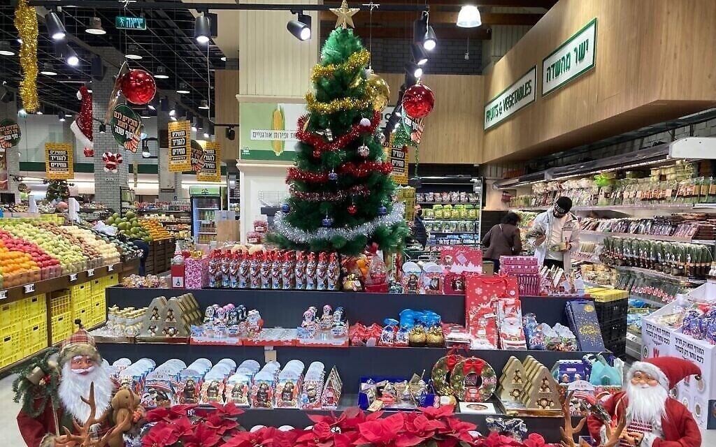 Un étalage de Noël à l'entrée du magasin phare de Tel Aviv de Tiv Ta'am, une chaîne de supermarchés israélienne connue pour vendre des aliments qui ne respectent pas les règles diététiques kasher. (Crédit : Asaf Shalev via JTA) Un étalage de Noël à l'entrée du magasin phare de Tel Aviv de Tiv Ta'am, une chaîne de supermarchés israélienne connue pour vendre des aliments qui ne respectent pas les règles diététiques kasher. (Crédit : Asaf Shalev via JTA)