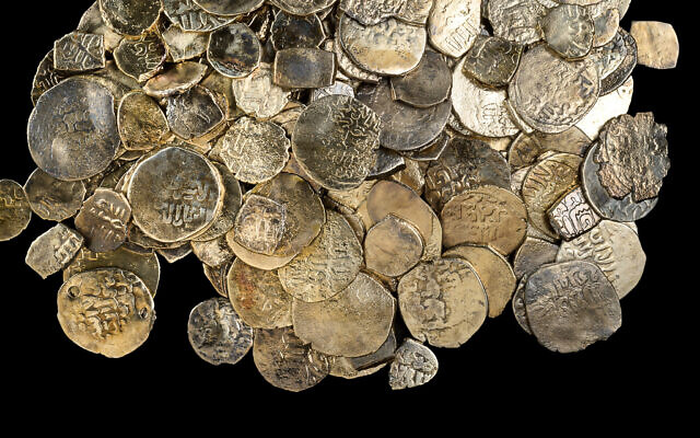 Des pièces de monnaie de l'ère des mamelouks découverte récemment dans une épave, au large de la côte de Césarée. (Crédit :  Dafna Gazit/Autorité israélienne des Antiquités)