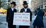 Des hommes ultra-orthodoxes protestent contre les restrictions imposées aux non-vaccinés contre le COVID-19 à New York, le 11 novembre 2021. (Luke Tress/Times of Israel)