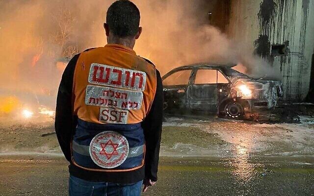 Les premiers intervenants sur les lieux d'une tentative d'attentat à la voiture-bélier en Cisjordanie, le 21 décembre 2021. (Crédit : Sauveteurs sans frontières) Les premiers intervenants sur les lieux d'une tentative d'attentat à la voiture-bélier en Cisjordanie, le 21 décembre 2021. (Crédit : Sauveteurs sans frontières)