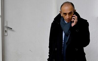 Eric Zemmour lors de sa visite à Marseille, dans le sud de la France, le 27 novembre 2021. (Crédit : Nicolas TUCAT / AFP)