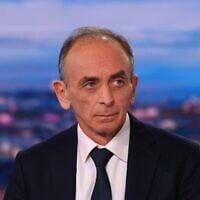 Éric Zemmour, candidat à l’élection présidentielle, au JT de TF1 dans les studios de la chaine à Boulogne-Billancourt, en région parisienne, le 30 novembre 2021. (Crédit : Thomas Coex/POOL/AFP)