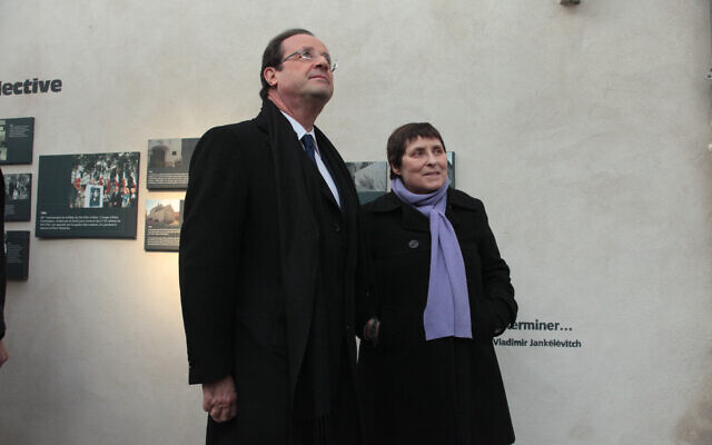 François Hollande et Hélène Mouchard-Zay, fille de Jean Zay, visitent le Centre d'étude et de recherche sur les camps d'internement dans le Loiret, le 9 février 2012. (Crédit : Philippe Grangeaud / Solfé Communications / CC BY-NC-ND 2.0) François Hollande et Hélène Mouchard-Zay, fille de Jean Zay, visitent le Centre d'étude et de recherche sur les camps d'internement dans le Loiret, le 9 février 2012. (Crédit : Philippe Grangeaud / Solfé Communications / CC BY-NC-ND 2.0)