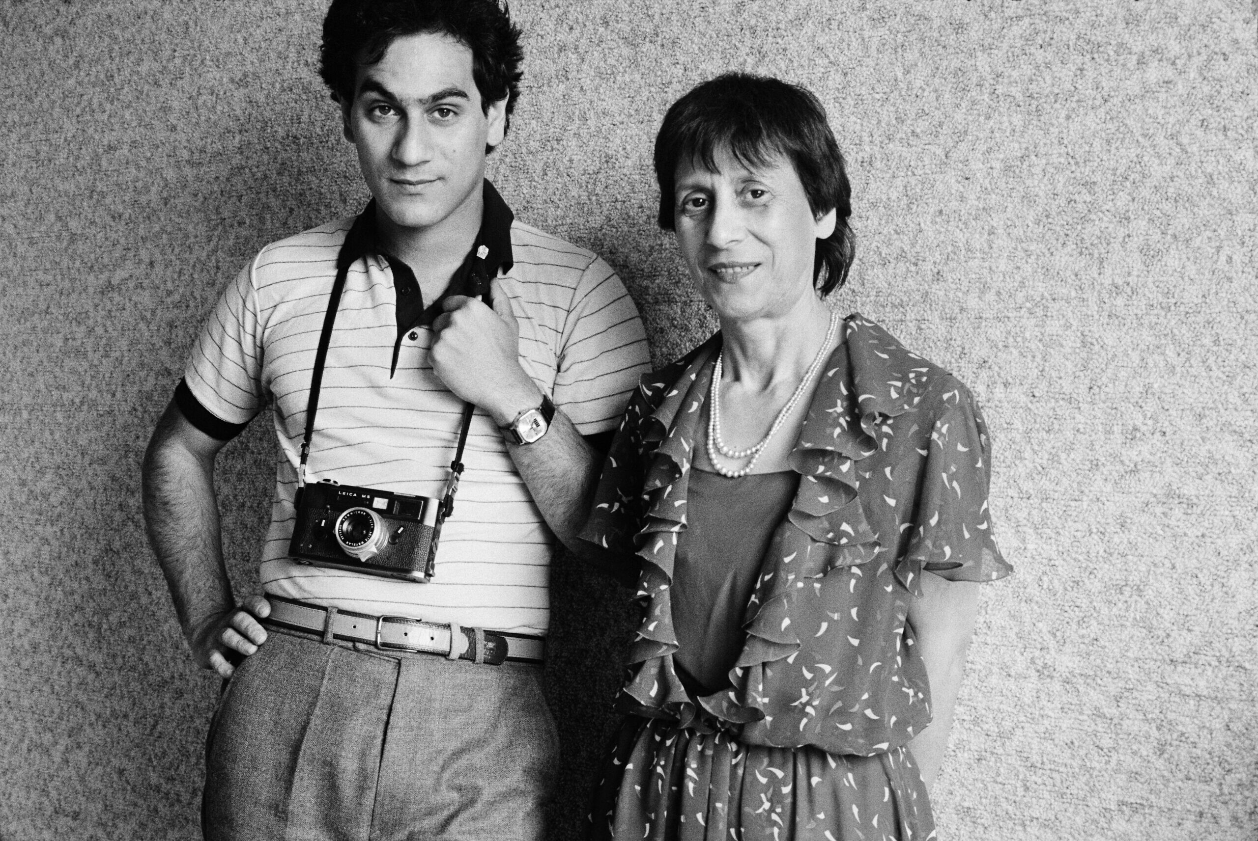 Autoportrait avec ma mère, Paris, 1983. (Crédit : Patrick Zachmann / Magnum Photos)