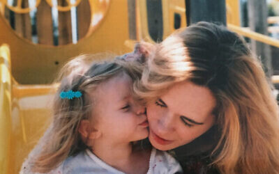 Adrienne Shelly et sa fille Sophie Ostroy sur une photo du nouveau documentaire de HBO "Adrienne". (Crédit : avec l'aimable autorisation de Warner Media/HBO)