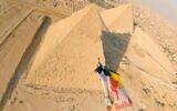 Connu pour ses multiples exploits aériens, Fred Fugen, du groupe des Soul Flyers, et son acolyte Vincent Cotte ont réussi à voler en wingsuit (combinaison ailée) proches des pyramides de Gizeh (Egypte) jusqu'à frôler celle de Khéphren, pour une virée atteignant les 250 km/h. (Crédit : AFPTV)