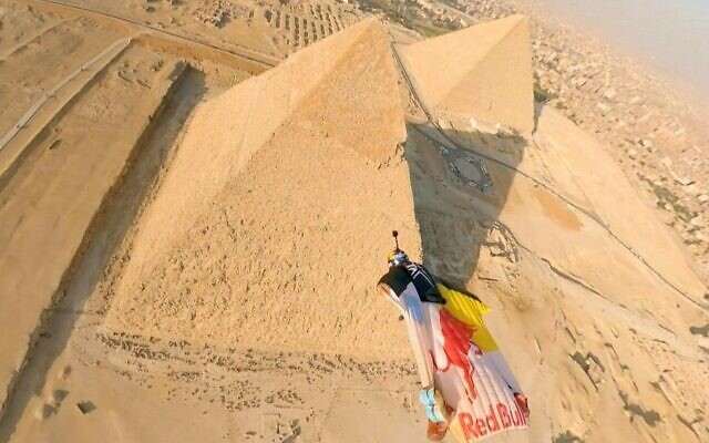 Connu pour ses multiples exploits aériens, Fred Fugen, du groupe des Soul Flyers, et son acolyte Vincent Cotte ont réussi à voler en wingsuit (combinaison ailée) proches des pyramides de Gizeh (Egypte) jusqu'à frôler celle de Khéphren, pour une virée atteignant les 250 km/h. (Crédit : AFPTV) Connu pour ses multiples exploits aériens, Fred Fugen, du groupe des Soul Flyers, et son acolyte Vincent Cotte ont réussi à voler en wingsuit (combinaison ailée) proches des pyramides de Gizeh (Egypte) jusqu'à frôler celle de Khéphren, pour une virée atteignant les 250 km/h. (Crédit : AFPTV)