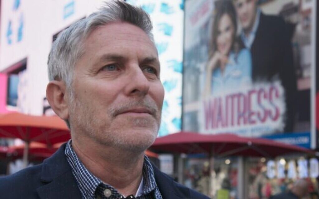 Andy Ostroy, réalisateur du nouveau documentaire "Adrienne". (Crédit : avec l'aimable autorisation de Warner Media/HBO)