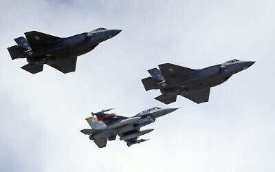 Une photo illustrative d'un F-16 de l'US Air Force, ci-dessous, escorte deux jets F-35, ci-dessus, après son arrivée, ce dernier est arrivé à Hill Air Force Base dans l'Utah, en septembre 2015. (Crédit : AP Photo/Rick Bowmer, File)