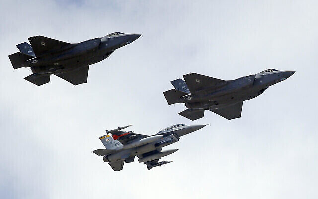 Une photo illustrative d'un F-16 de l'US Air Force, ci-dessous, escorte deux jets F-35, ci-dessus, après son arrivée, ce dernier est arrivé à Hill Air Force Base dans l'Utah, en septembre 2015. (Crédit : AP Photo/Rick Bowmer, File) Une photo illustrative d'un F-16 de l'US Air Force, ci-dessous, escorte deux jets F-35, ci-dessus, après son arrivée, ce dernier est arrivé à Hill Air Force Base dans l'Utah, en septembre 2015. (Crédit : AP Photo/Rick Bowmer, File)
