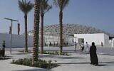 Des visiteurs se rendent au musée du Louvre à Abu Dhabi le jour de l'ouverture au public, le 11 novembre 2019. (Crédit : AP Photo/Kamran Jebreili)