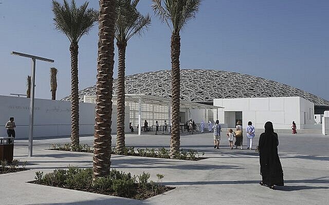 Des visiteurs se rendent au musée du Louvre à Abu Dhabi le jour de l'ouverture au public, le 11 novembre 2019. (Crédit : AP Photo/Kamran Jebreili)