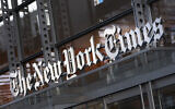 Le panneau du New York Times à l'entrée du bâtiment où se trouvent les bureaux du journal, à New York, le 6 mai 2021. (Crédit : Mark Lennihan/AP Photo/Dossier)