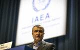 Mohammad Eslami, nouveau directeur de l'agence nucléaire iranienne (AEOI), s'exprimant sur la scène de la conférence générale de l'Agence internationale de l'énergie atomique (AIEA) à Vienne, en Autriche, le 20 septembre 2021. (Crédit : Lisa Leutner/AP/Dossier)