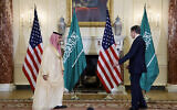 Le secrétaire d'État américain Antony Blinken et le ministre saoudien des Affaires étrangères, le prince Faisal Bin Farhan Al Saud, arrivent pour parler aux journalistes au département d'État à Washington, DC, le jeudi 14 octobre 2021. (Crédit : Jonathan Ernst/Pool via AP)