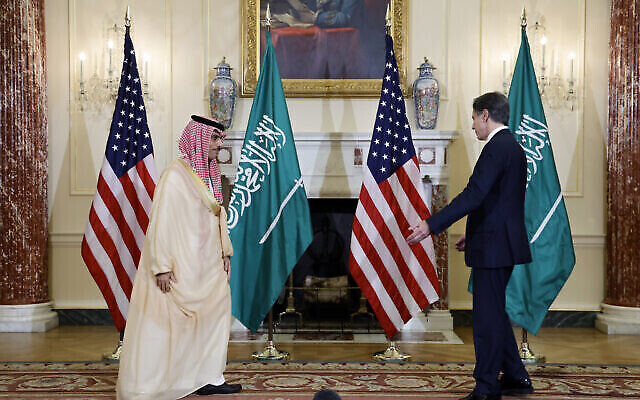 Le secrétaire d'État américain Antony Blinken et le ministre saoudien des Affaires étrangères, le prince Faisal Bin Farhan Al Saud, arrivent pour parler aux journalistes au département d'État à Washington, DC, le jeudi 14 octobre 2021. (Crédit : Jonathan Ernst/Pool via AP) Le secrétaire d'État américain Antony Blinken et le ministre saoudien des Affaires étrangères, le prince Faisal Bin Farhan Al Saud, arrivent pour parler aux journalistes au département d'État à Washington, DC, le jeudi 14 octobre 2021. (Crédit : Jonathan Ernst/Pool via AP)