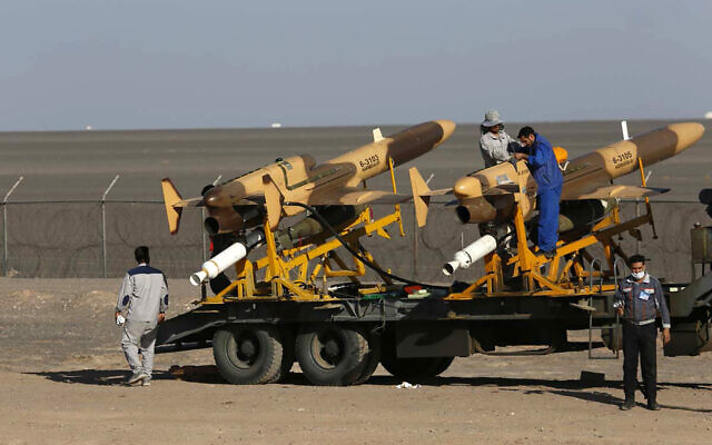 Le personnel de l'armée de l'air iranienne travaille sur des missiles de défense aérienne lors d'un exercice, en Iran, le 21 octobre 2021. (Crédit : Armée iranienne via AP) Le personnel de l'armée de l'air iranienne travaille sur des missiles de défense aérienne lors d'un exercice, en Iran, le 21 octobre 2021. (Crédit : Armée iranienne via AP)
