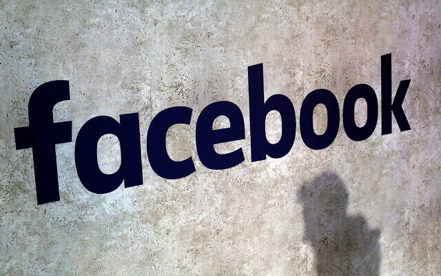 Cette photo d'archive du 17 janvier 2017, montre un logo de la société Facebook à Paris. (Crédit : AP Photo/Thibault Camus, Dossier)